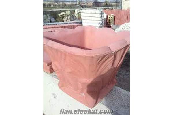 beton saksı çiçekli