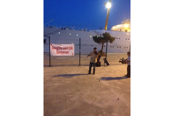 evlenme teklifi için kemancı ücretsiz sürpriz pankartlı