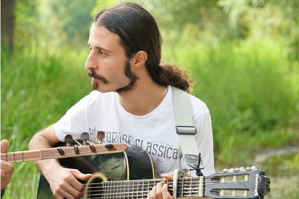 sahne için sağlam gitarist ve ekibi