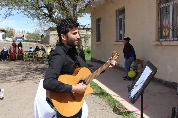 gitar dersi verilir