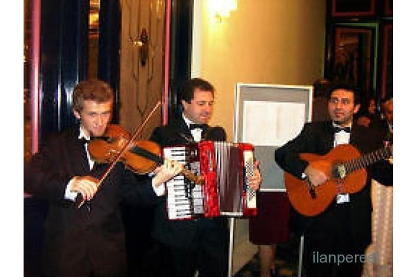 düğün girişi canlı müzikle trio orkestramız önce misafir karşılıyor sonra eğlendirip çoşturuyor