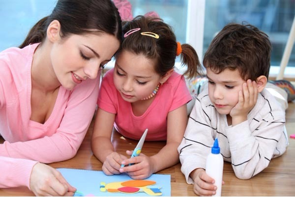 Bebek ve çocuk bakıcıları ev işlerine yardımıcılar
