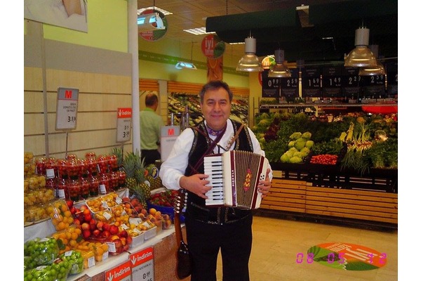 yeni yıla noel baba kostumlu gitar mızıka org akordeon çalan müzisyen istanbul