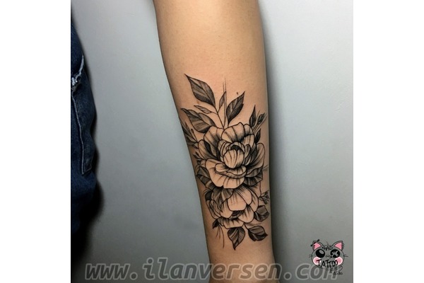 Yapraklı Gül Dövmesi Avcılar İstanbul Tattoo