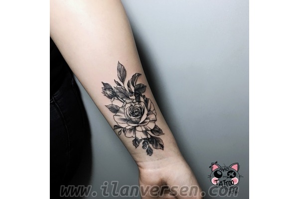 Yapraklı Gül Dövmesi Avcılar İstanbul Tattoo